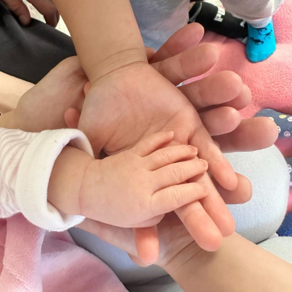 钟嘉欣生第三胎！晒亲吻女儿照“升格一家5口” 娱乐资讯 图3张