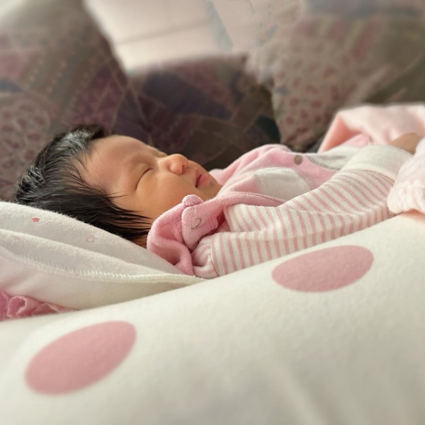 钟嘉欣生第三胎！晒亲吻女儿照“升格一家5口” 娱乐资讯 图4张