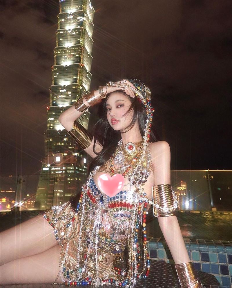 世新女神辣扮原住民女妖！上围太傲人网暴动　胸前“钻石遮点”猛翻天 时尚资讯 图4张