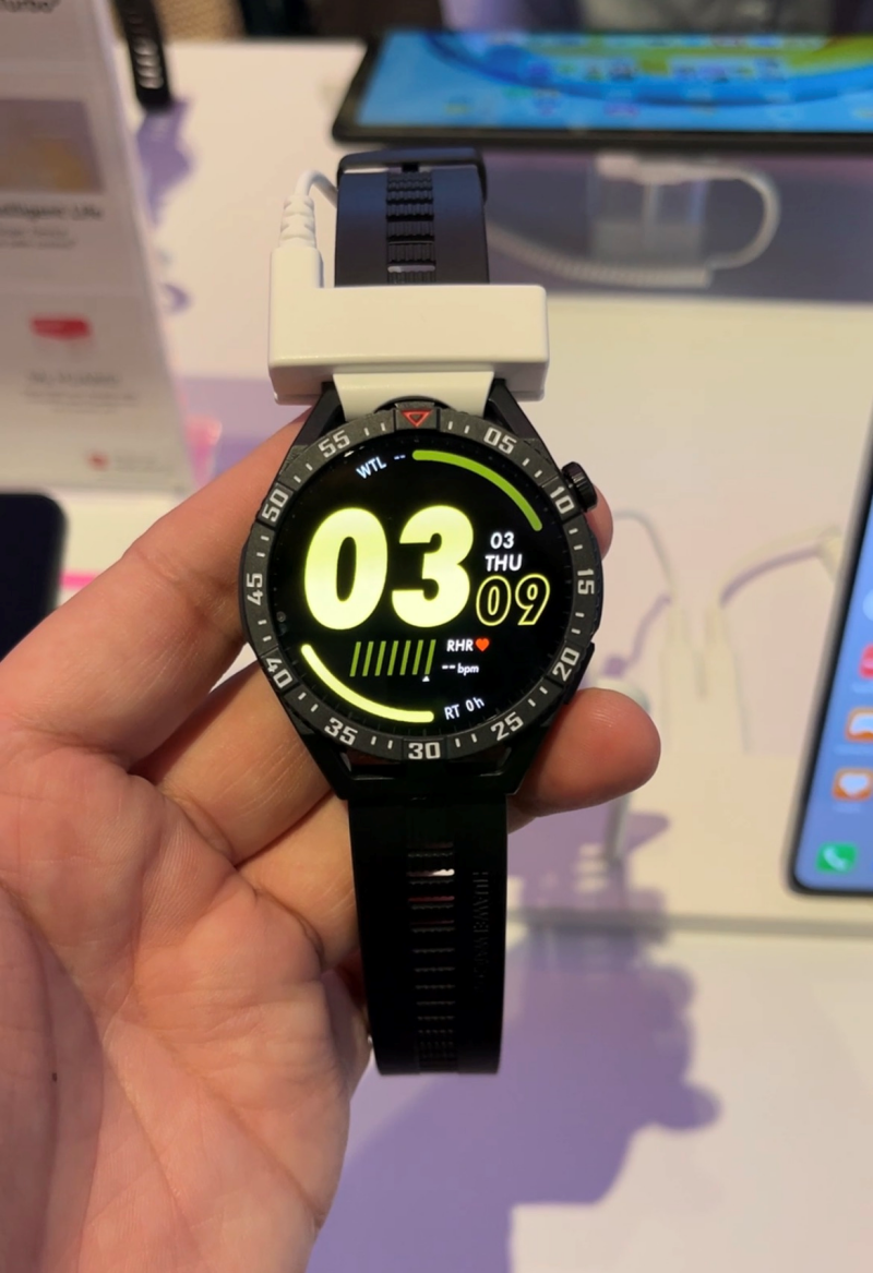 新机 I 手机快没电不用担心！HUAWEI MATE 50系列紧急模式：1%待机2小时！ 更多热点 图17张