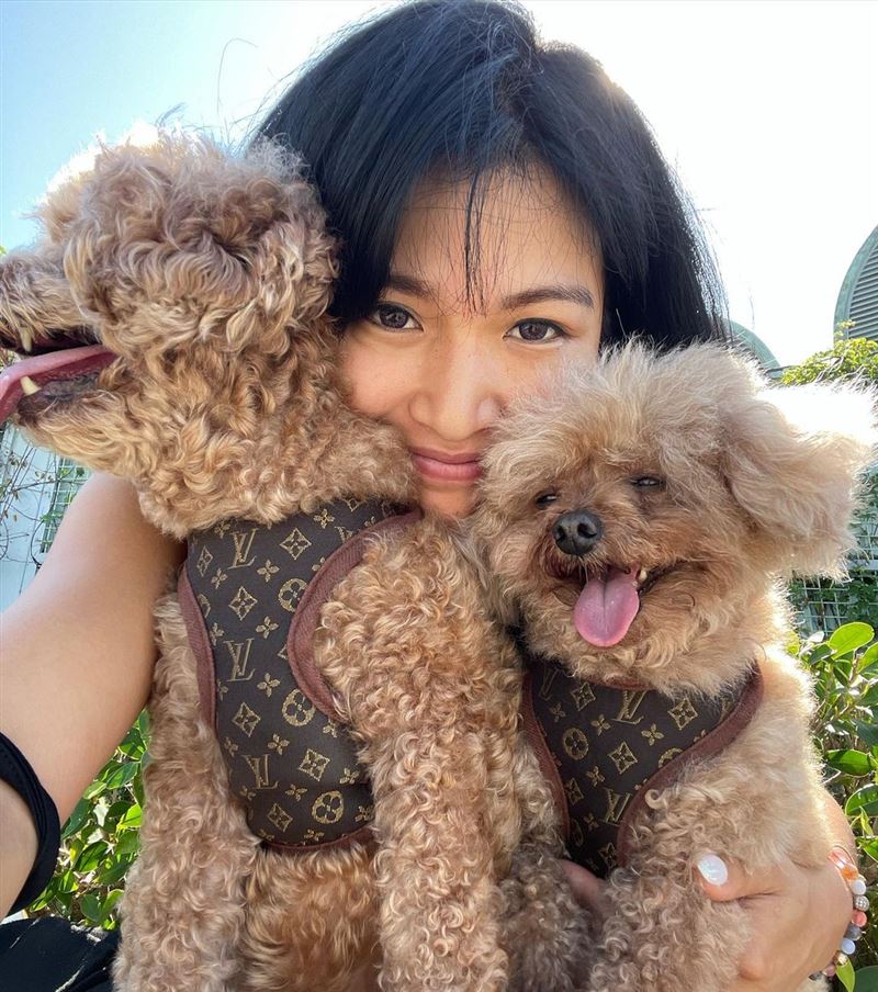 女星紧抱“LV狗”打卡自拍惹议　疑穿“A货”事隔4日亲回揭真相！ 时尚资讯 图2张