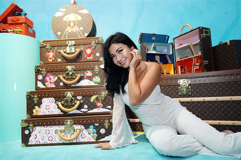 女星紧抱“LV狗”打卡自拍惹议　疑穿“A货”事隔4日亲回揭真相！ 时尚资讯 图5张
