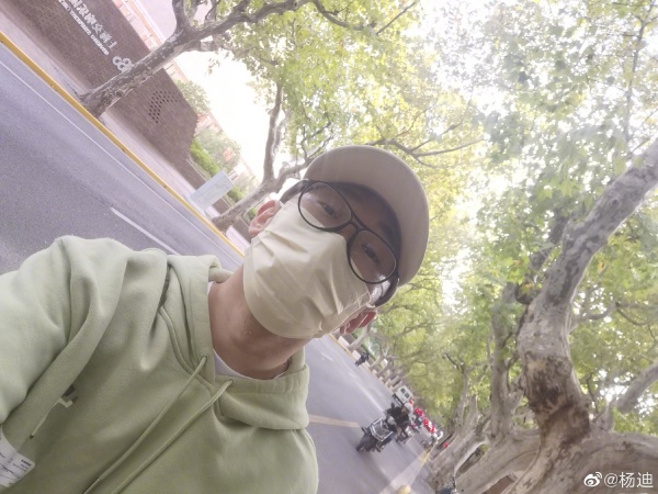 杨迪捐款街边抱病卖唱大学生！查交易记录却起疑 娱乐资讯 图2张