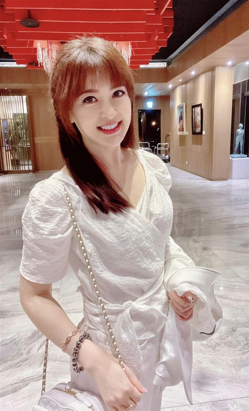 美女主播游帛琉脱了！晒比基尼涂泥秀白雪肌“圆弧曲线”全看光 时尚资讯 图1张