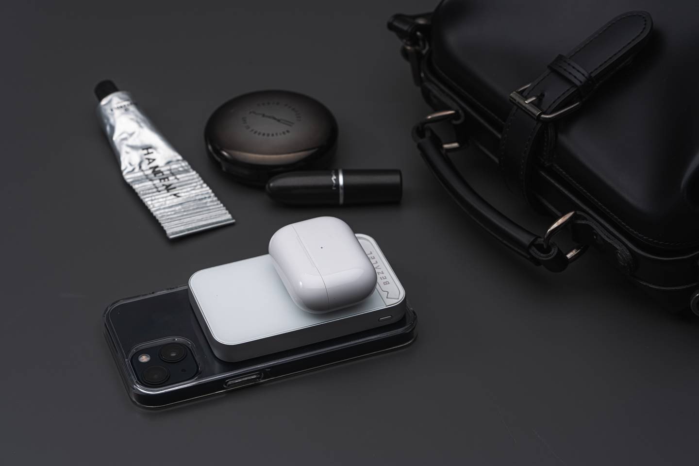 数位现代人必备双向充电 MagSafe 无线移动电源！美国 BEZALEL 倍加能 Prelude X 系列 MagSafe 移动电源：无线磁吸插头与双装置充电法 数码科技 图1张