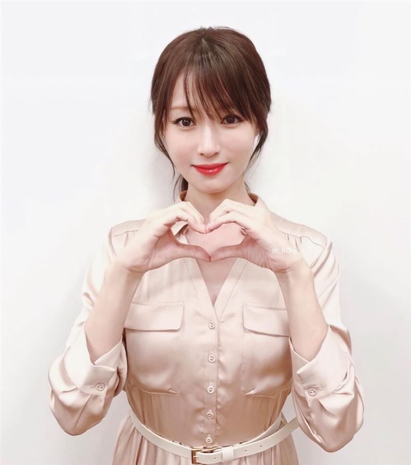 跨入40岁仍未嫁！深田恭子迎生日抱狗取暖“侧边挖洞”泄蚂蚁腰 时尚资讯 图1张