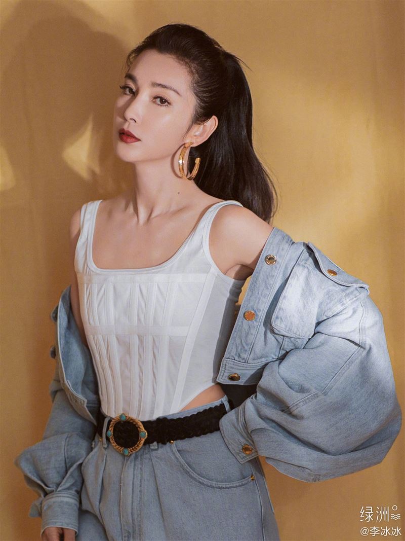 49岁金马影后装潮妹踩滑板身手灵活　却惨被酸老：阿姨小心骨折！ 时尚资讯 图1张
