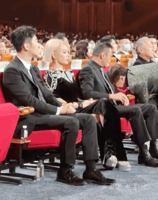 成龙颁奖礼现场修椅子！网友：故意让他出丑 娱乐资讯 图1张