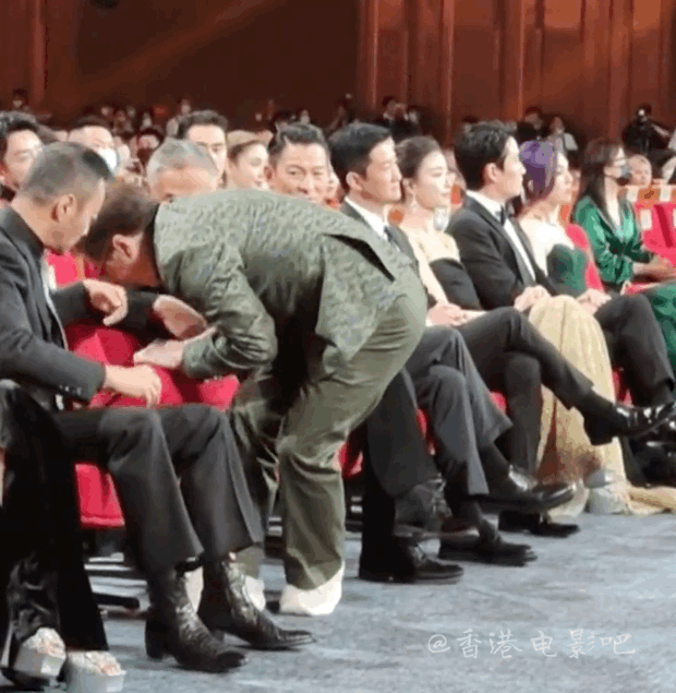 成龙颁奖礼现场修椅子！网友：故意让他出丑 娱乐资讯 图2张