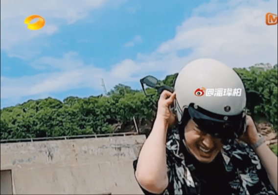 喜剧人无误！潘玮柏被头盔卡住 用力拉到表情扭曲 娱乐资讯 图1张