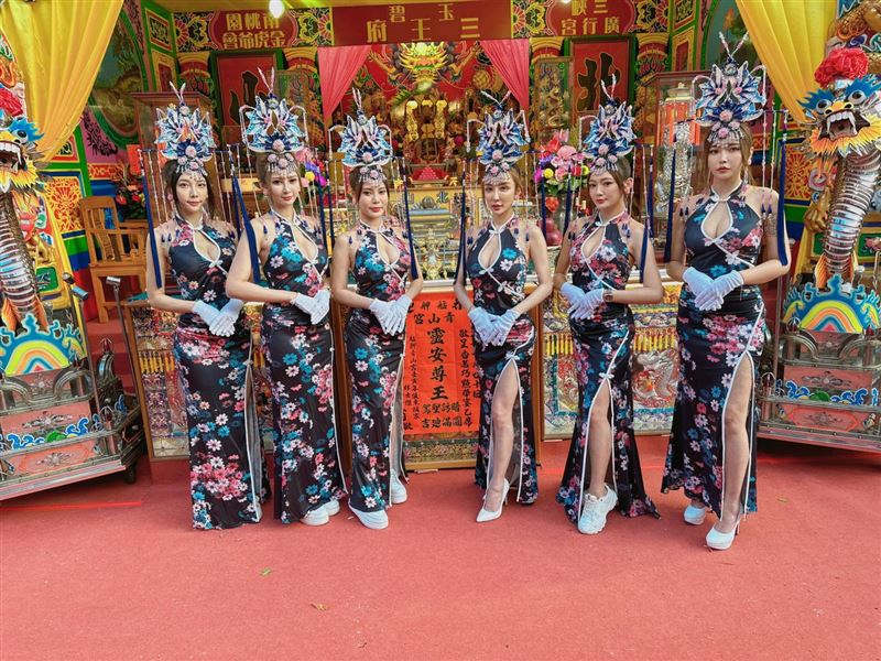 情色教主雪碧抢当低胸“仙女礼生”信众全晃晕！网赞：阵容太狂 时尚资讯 图1张