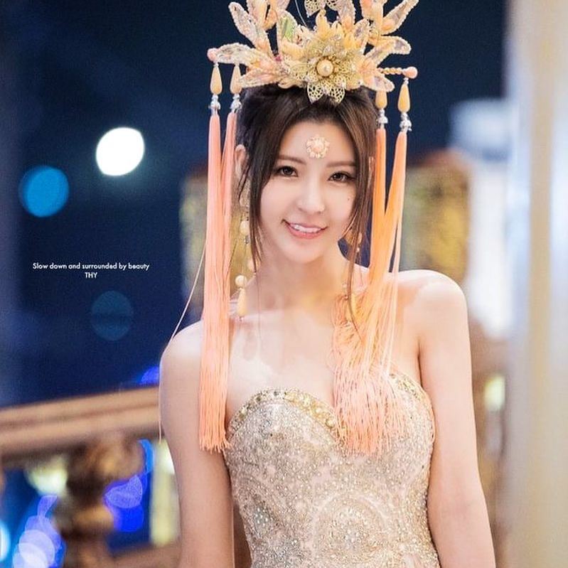 情色教主雪碧抢当低胸“仙女礼生”信众全晃晕！网赞：阵容太狂 时尚资讯 图3张