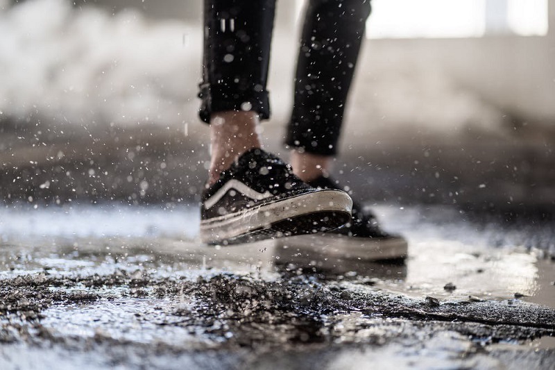 Tips I 下雨天出门球鞋弄湿怎么办？学好4招让鞋子快速变干！ 更多热点 图1张