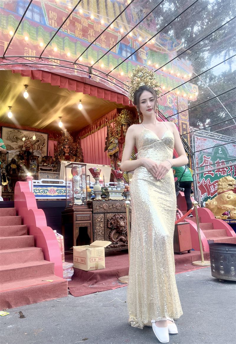独家／“最美礼生”仙女们一次全到齐！艋舺青山宫绕境信众粉丝嗨翻 时尚资讯 图2张