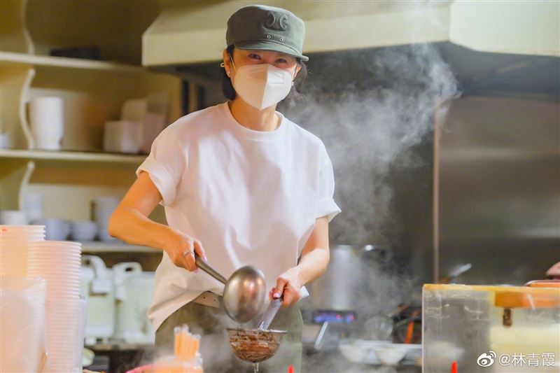 林青霞现身台北面摊亲自煮面　泄下月行程粉全嗨翻：感觉很好！ 时尚资讯 图2张
