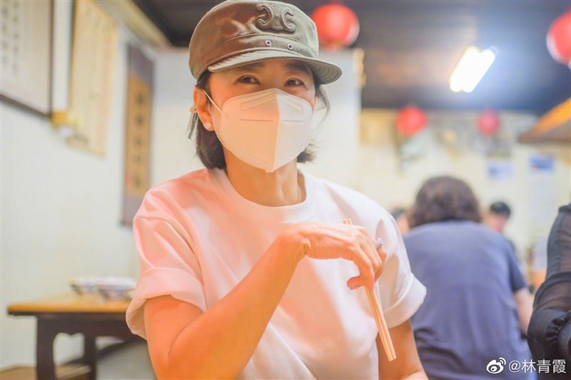 林青霞现身台北面摊亲自煮面　泄下月行程粉全嗨翻：感觉很好！ 时尚资讯 图3张