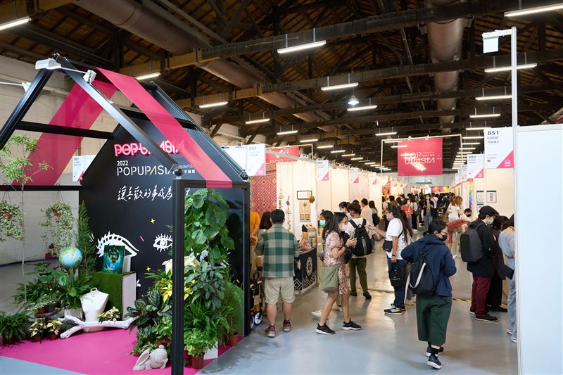 2022 Pop Up Asia 亚洲手创展携手 Filip Pagowski 红色爱心亚洲首展 时尚资讯 图5张