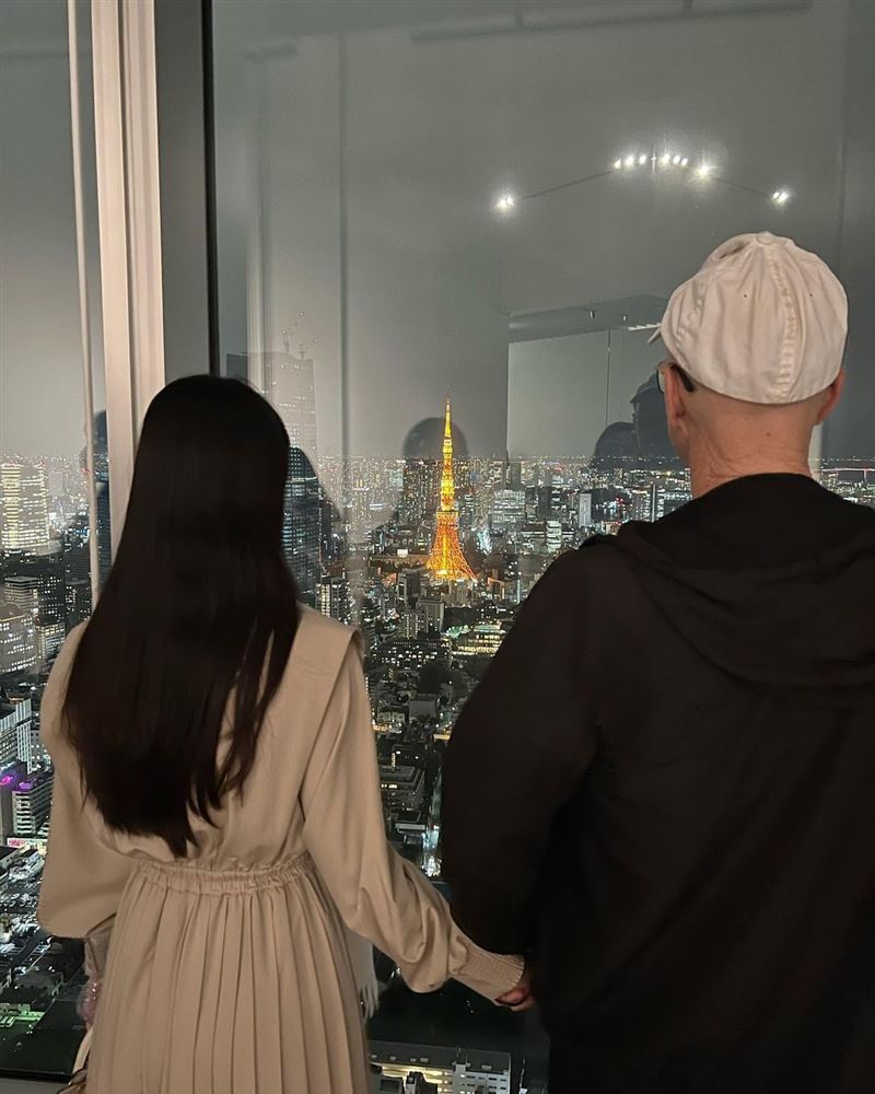 黑嘉嘉不藏了！赴日突晒亲昵“勾手男子背影”看夜景粉急问：是谁？ 时尚资讯 图3张