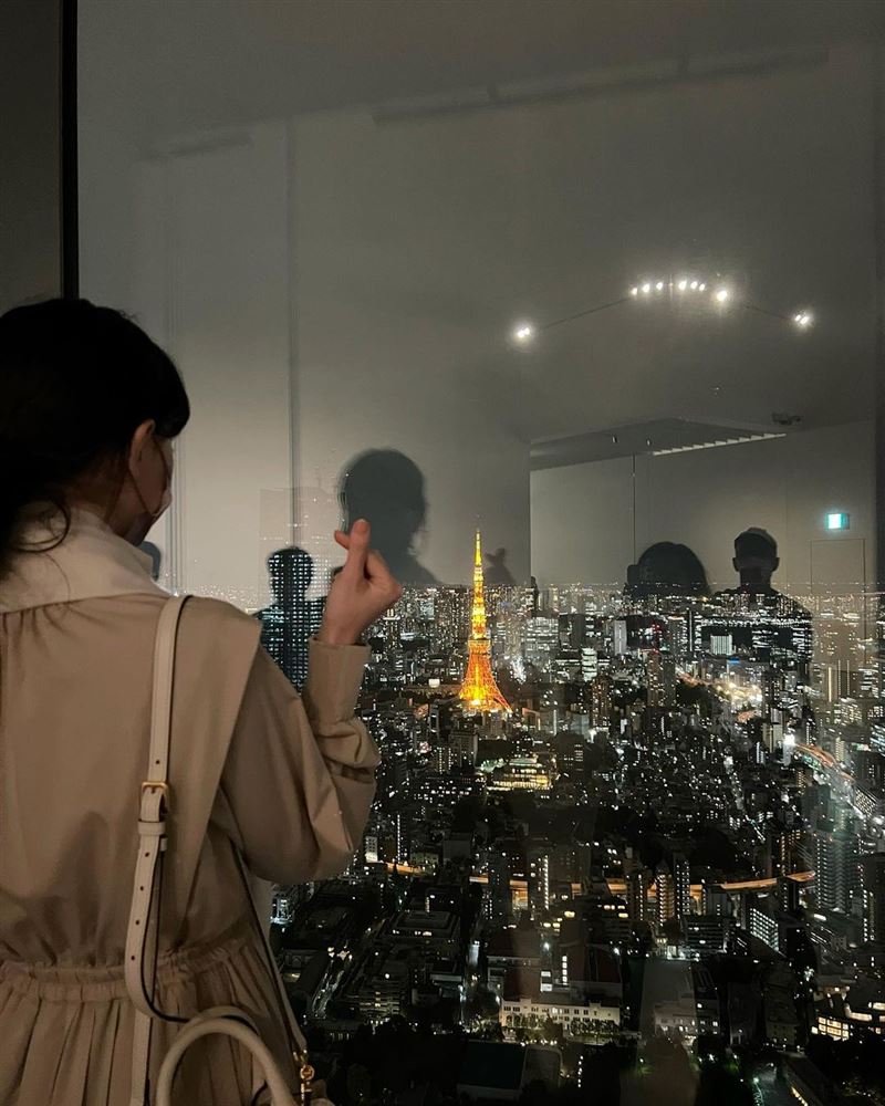 黑嘉嘉不藏了！赴日突晒亲昵“勾手男子背影”看夜景粉急问：是谁？ 时尚资讯 图4张