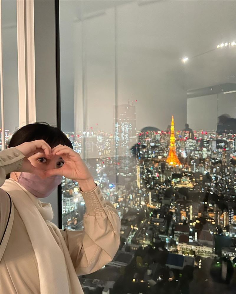 黑嘉嘉不藏了！赴日突晒亲昵“勾手男子背影”看夜景粉急问：是谁？ 时尚资讯 图5张