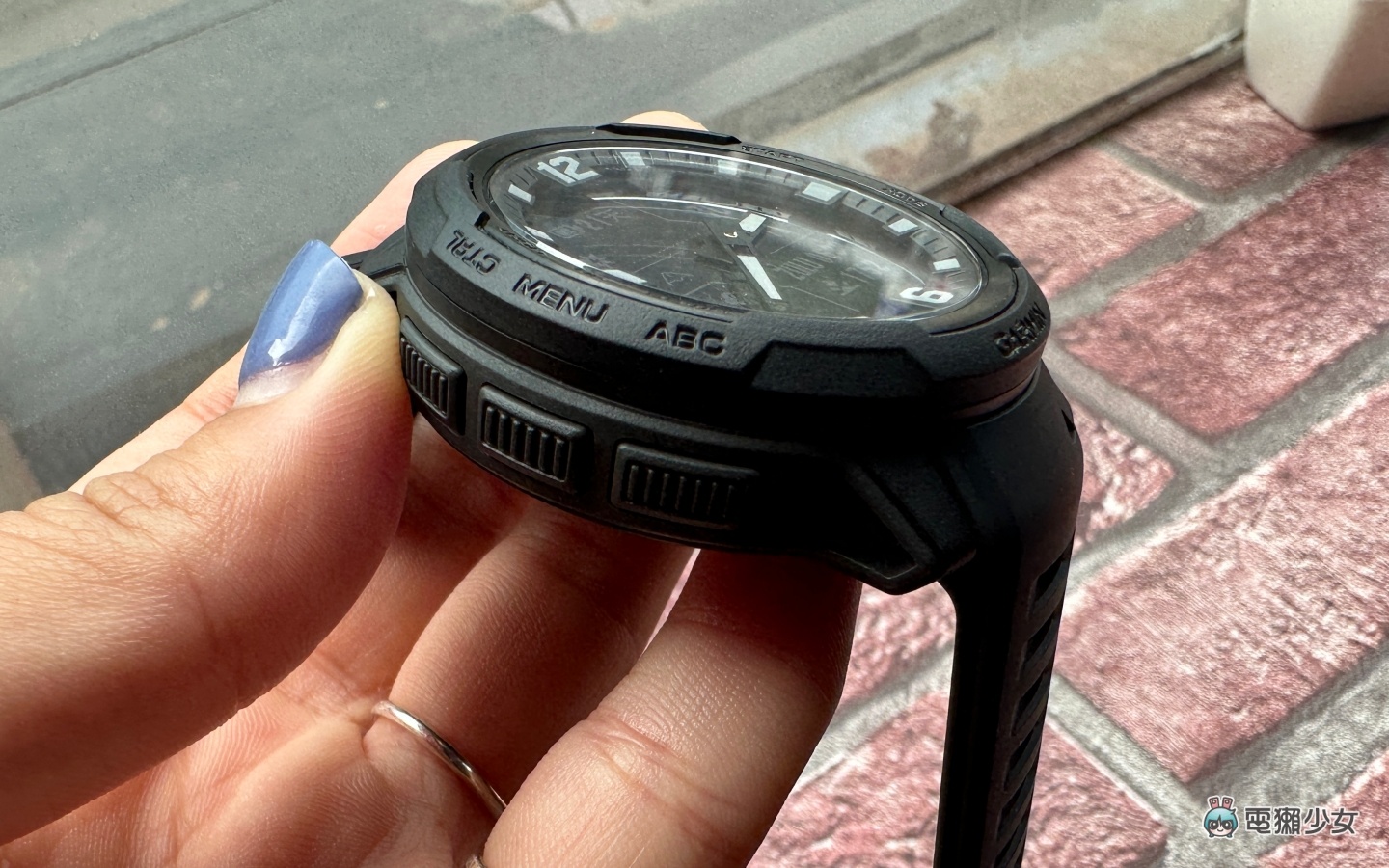 开箱｜Garmin 新手表来了！Instinct Crossover 实体指针结合数位萤幕 加上太阳能让续航无限大了啦 数码科技 图4张