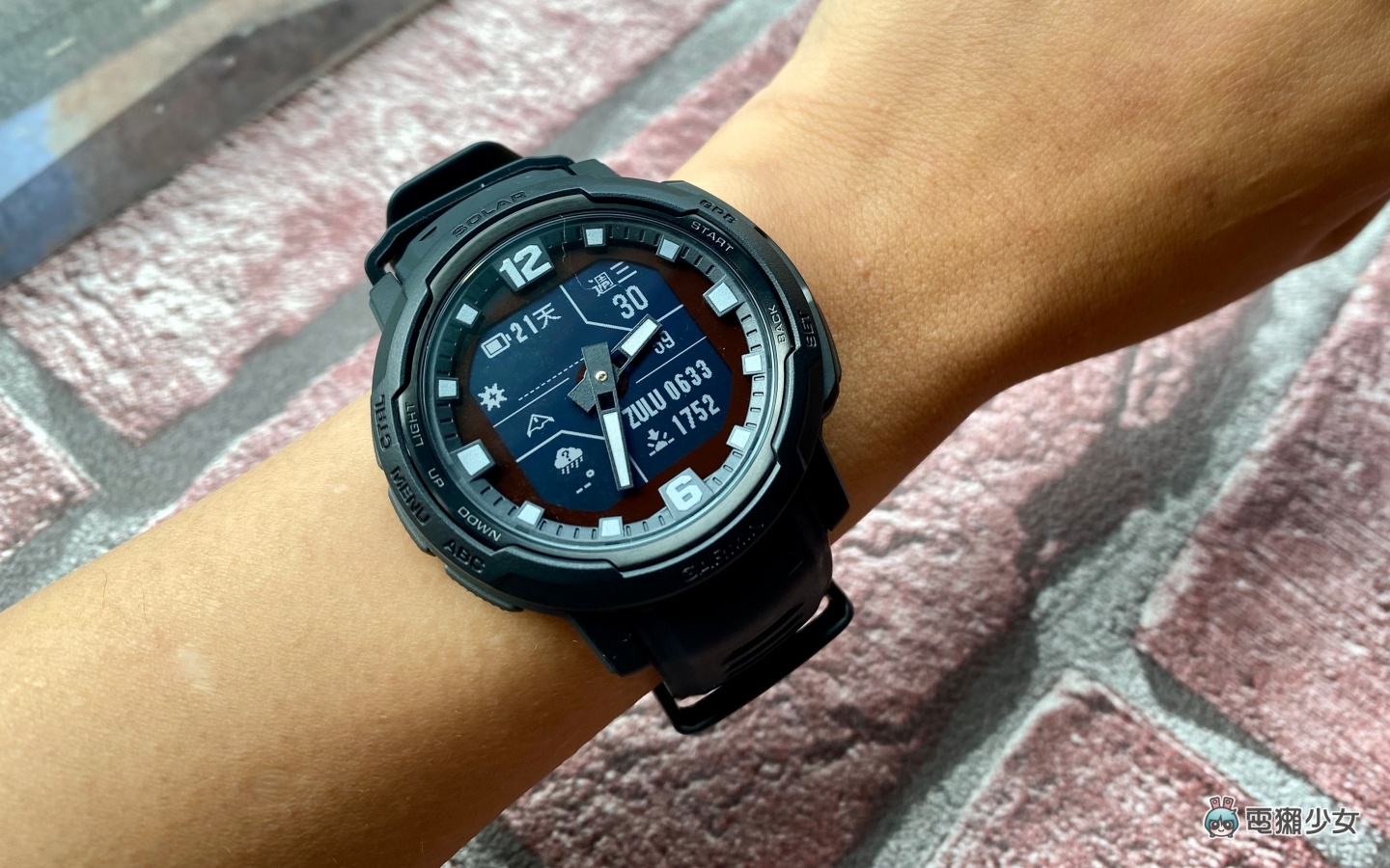 开箱｜Garmin 新手表来了！Instinct Crossover 实体指针结合数位萤幕 加上太阳能让续航无限大了啦 数码科技 图5张