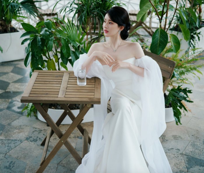 Style I 完全忘了赵露思的小圆脸，连穿2套“婚纱女王”出席红毯美哭粉丝！ 更多热点 图3张