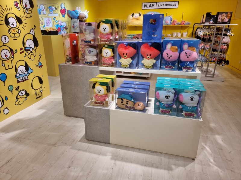 商场 I BT21和Line Friends粉必来朝圣！这里有各种周边商品 全部都想买！ 更多热点 图4张