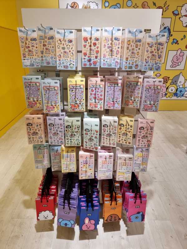 商场 I BT21和Line Friends粉必来朝圣！这里有各种周边商品 全部都想买！ 更多热点 图6张