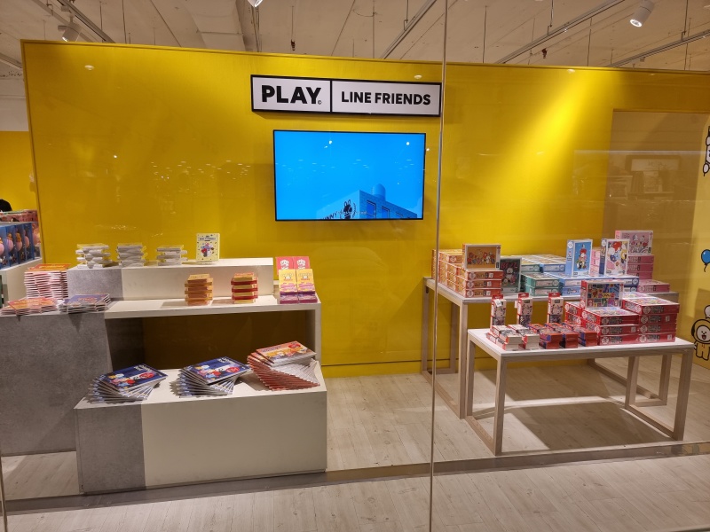 商场 I BT21和Line Friends粉必来朝圣！这里有各种周边商品 全部都想买！ 更多热点 图10张