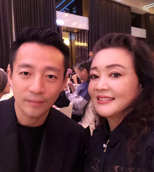 张兰蹭热度爽赚2.5亿！直播变光头DJ 再学大S戴头纱 娱乐资讯 图1张