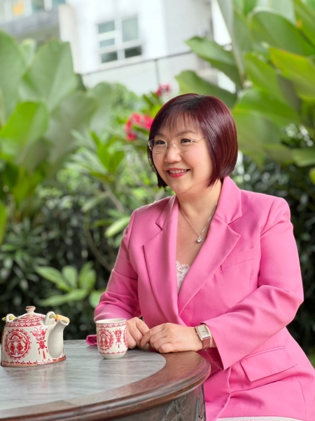 专访 | 麦玲玲亲揭“招牌打扮”由来！和老公结婚快30年不黏在一起“有距离才产生美” 娱乐资讯 图1张