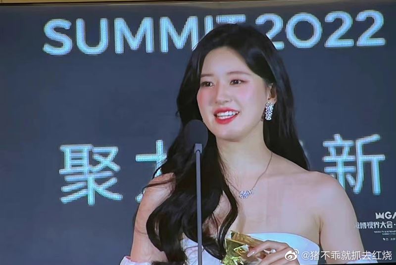 女星P图前后“秒崩坏”撞脸4千年一遇美女！真实样貌惨遭掀底 时尚资讯 图2张