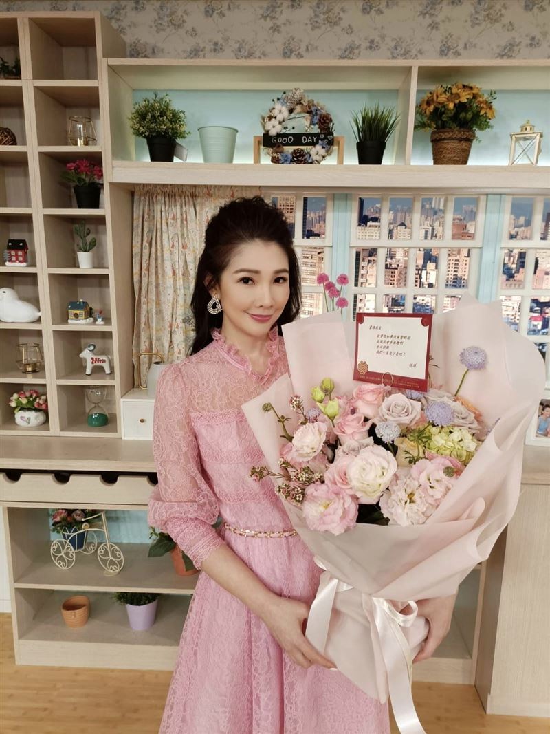 蔡诗萍送花祝老婆林书炜生日快乐！全家福意外曝光“超正女儿” 时尚资讯 图2张