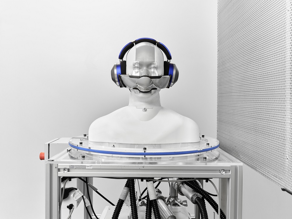 科技 I 是耳机也是空气净化机！ 2023年即将登场的Dyson Zone耳机怎么看起来像武器？ 更多热点 图4张