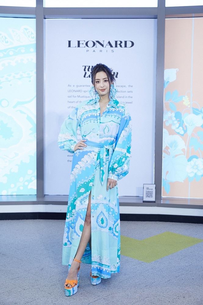 女神“辣裸性感香肩”美炸！莫允雯飞美国曝“圣诞节计划” 时尚资讯 图2张
