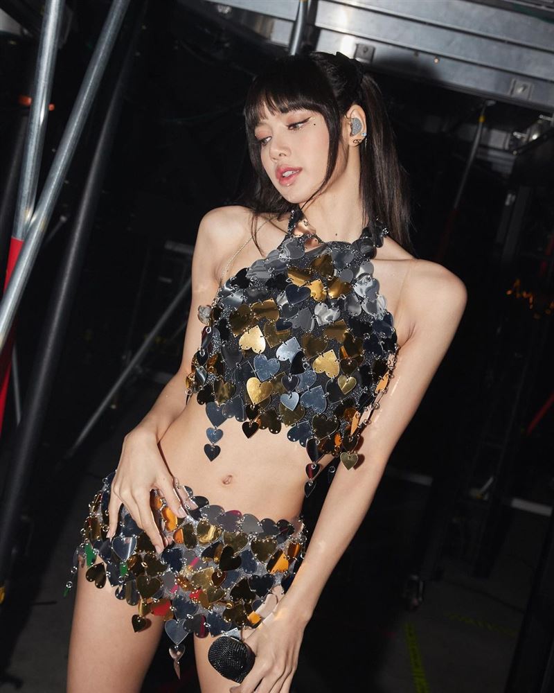 “人间芭比”Lisa穿亮片开唱性感解禁！尺度太大身材全看光 时尚资讯 图3张