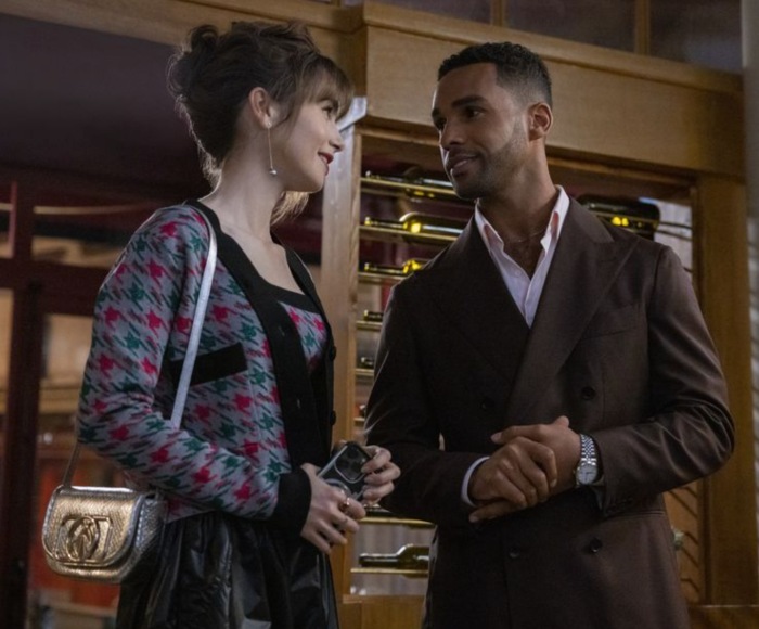 Style I 《Emily in Paris》不仅越来越狗血，浮夸穿搭让人不忍直视？ 更多热点 图9张