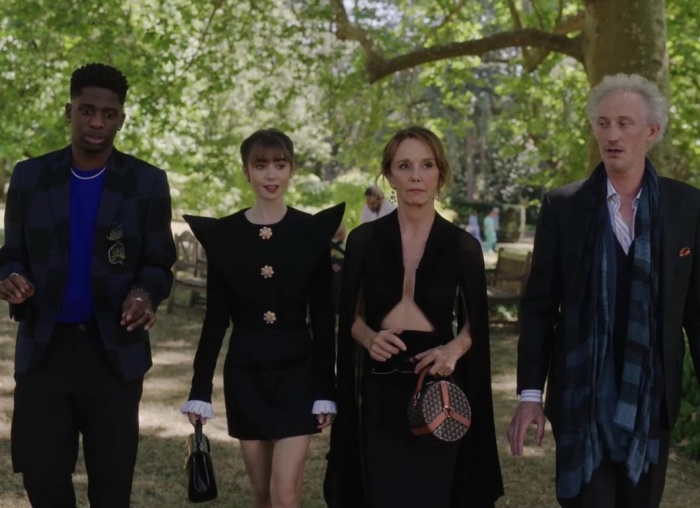 Style I 《Emily in Paris》不仅越来越狗血，浮夸穿搭让人不忍直视？ 更多热点 图12张