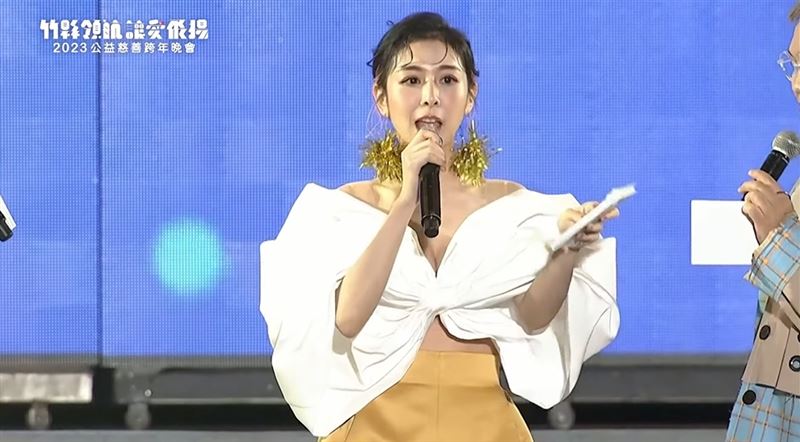 跨年主持战服变这套！Albee辣腿激短看光“胸口只绑蝴蝶结”好清凉 时尚资讯 图3张