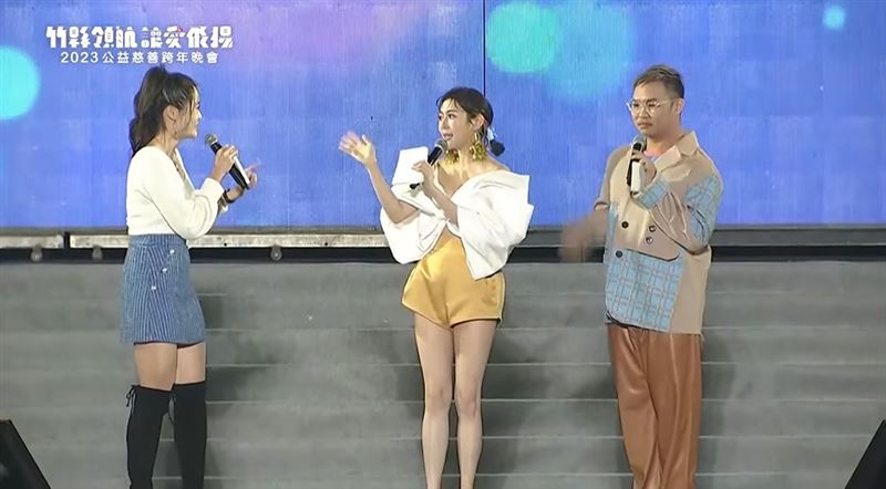 跨年主持战服变这套！Albee辣腿激短看光“胸口只绑蝴蝶结”好清凉 时尚资讯 图2张