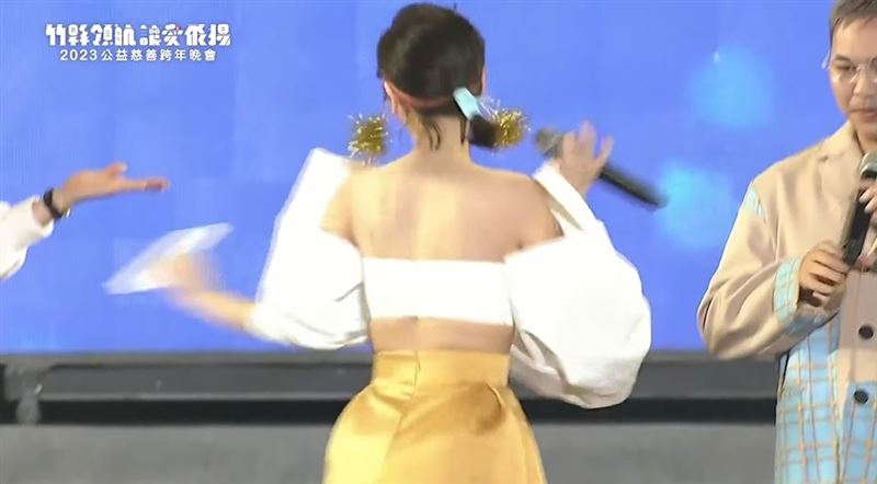 跨年主持战服变这套！Albee辣腿激短看光“胸口只绑蝴蝶结”好清凉 时尚资讯 图4张