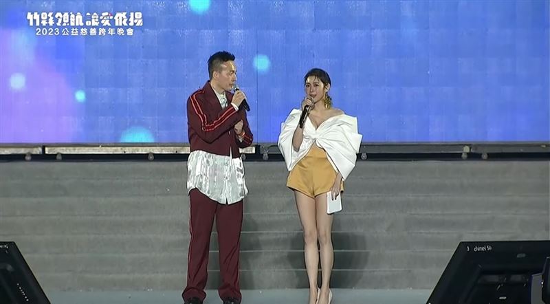 跨年主持战服变这套！Albee辣腿激短看光“胸口只绑蝴蝶结”好清凉 时尚资讯 图5张