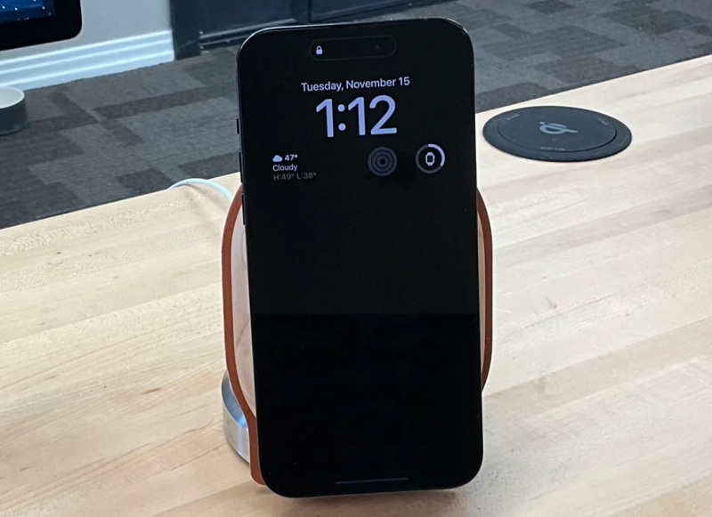 Tips I iPhone 永远显示画面太亮易分心？3个步骤直接关闭桌布和通知显示！ 更多热点 图2张