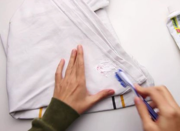 Tips I 经血不小心沾到床单，用隐形眼镜护理液就能解决？ 更多热点 图2张