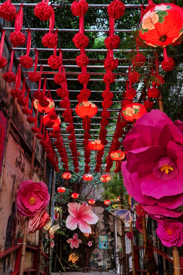 生活 I 鬼仔巷新春装饰5大亮点！你可以坐上大红布荡秋千拍照！ 更多热点 图2张