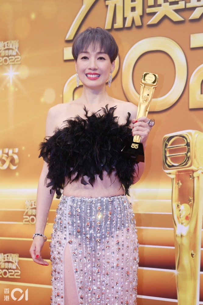 万千星辉 ｜ 江美仪首夺视后…被林敏骢呛：整只乌鸡那样！ 娱乐资讯 图2张