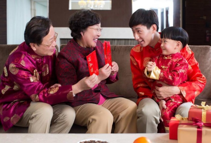 攻略 I 过年带小孩逗利是，5招拜年礼仪让你轻松少点尴尬！ 更多热点 图1张