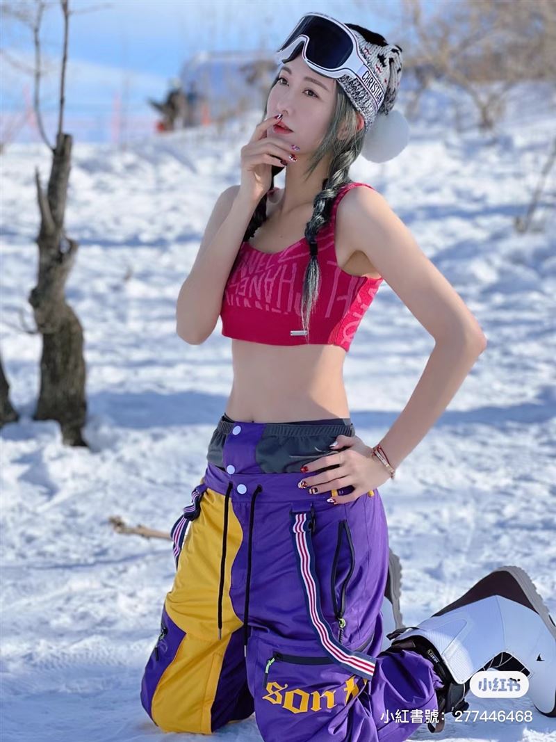女星脱滑雪衣辣拍“雪比基尼”惊见老外偷拍搭讪！乘机邀吃饭下场曝光 时尚资讯 图3张