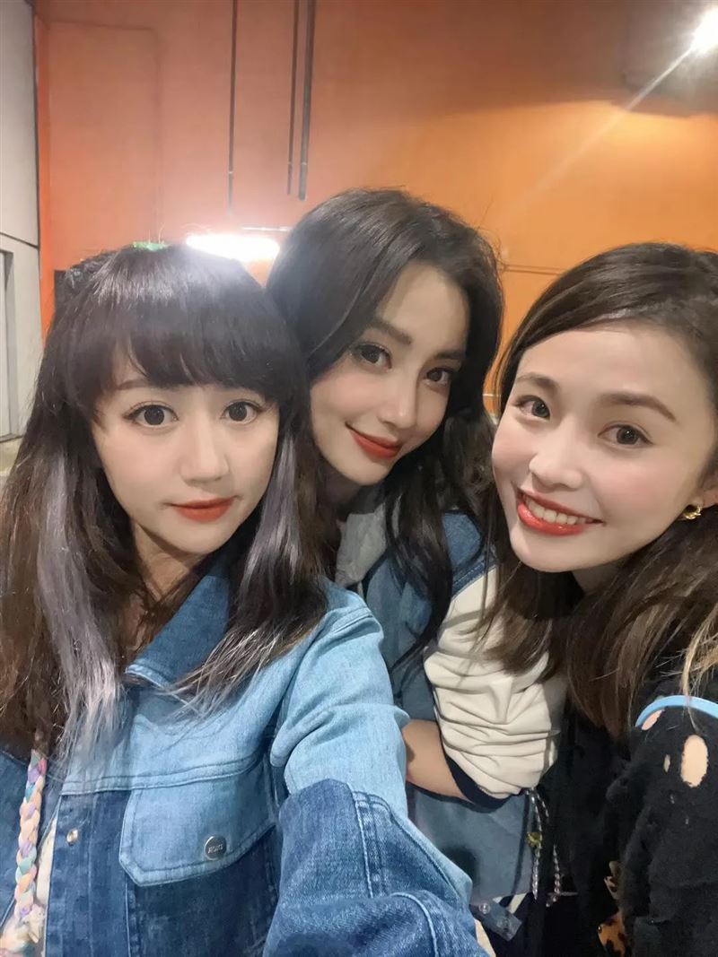 香港朝圣BLACKPINK也XX！Angelababy遭XX出征挨轰“不爱国” 时尚资讯 图3张
